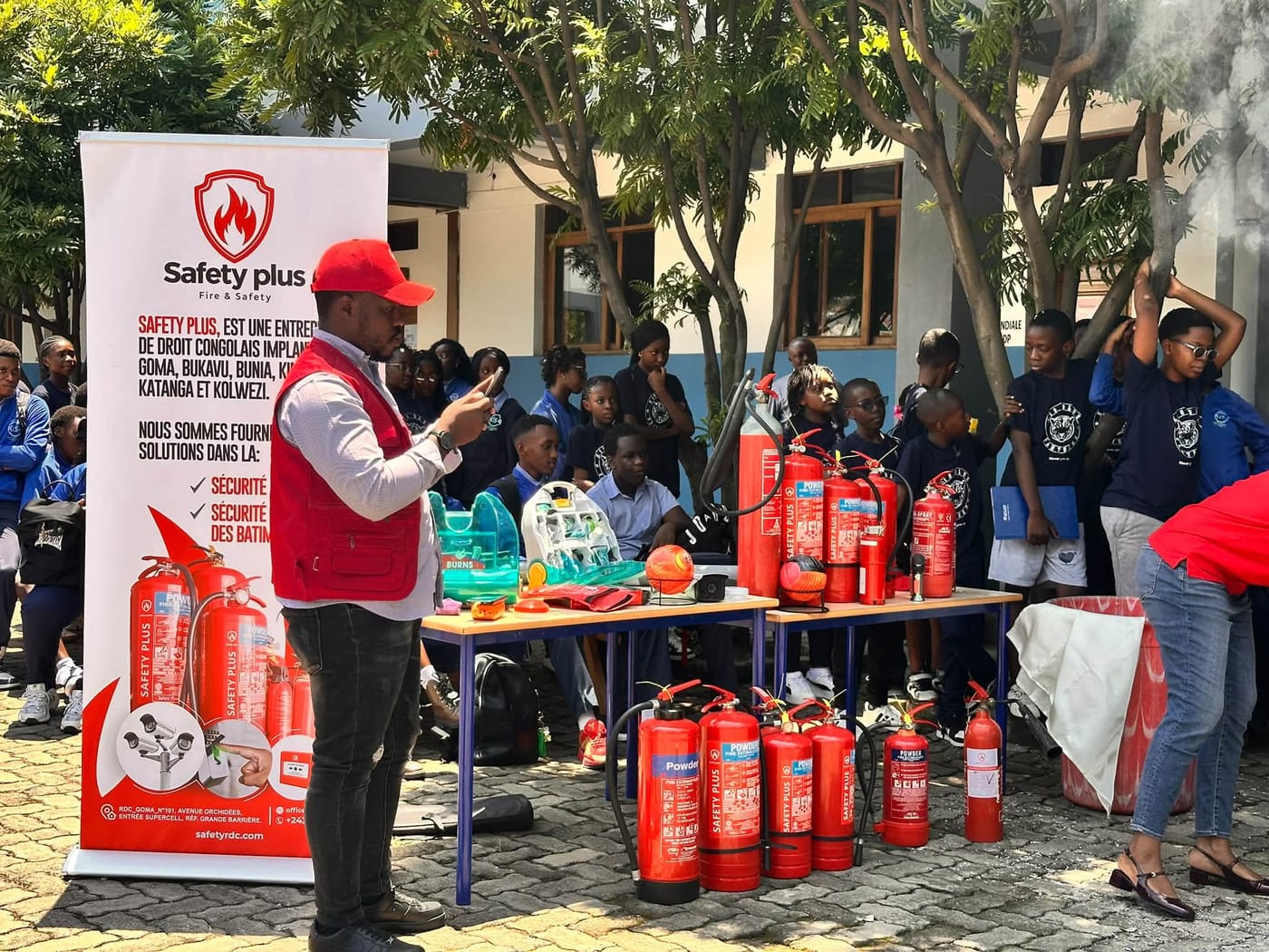 Le stand Safety Plus dans la cour